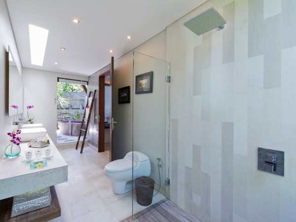 The Layar 1BR - Indoor bathroom